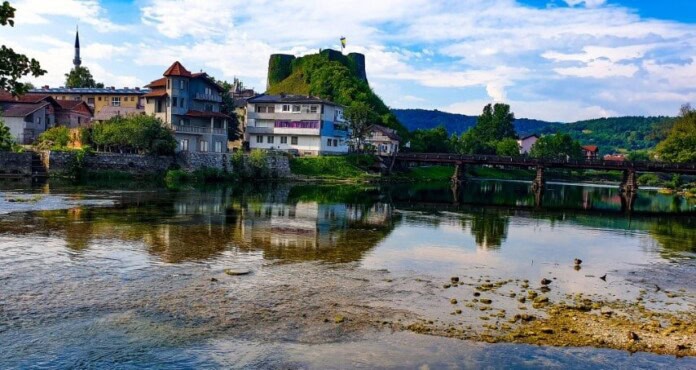 INFO: Oblačno jutro nad gradom donosi tišinu i mir koji se protežu kroz ulice