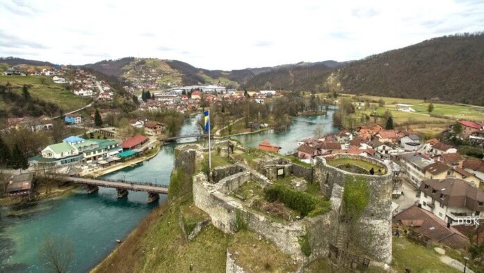 Oblačno jutro iznad grada