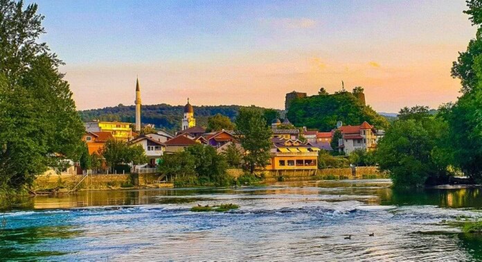 Sunce se uzdiže na nebu, donoseći energiju i vitalnost u gradsku atmosferu