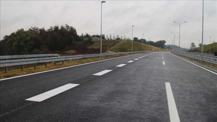 Na pojedinim dionicama u kotlinama i uz riječne tokove, posebno u centralnim krajevima, vidljivost je smanjena zbog magle