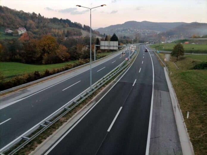 Ovoga jutra se saobraća po suhom i mjestimično vlažnom kolovozu