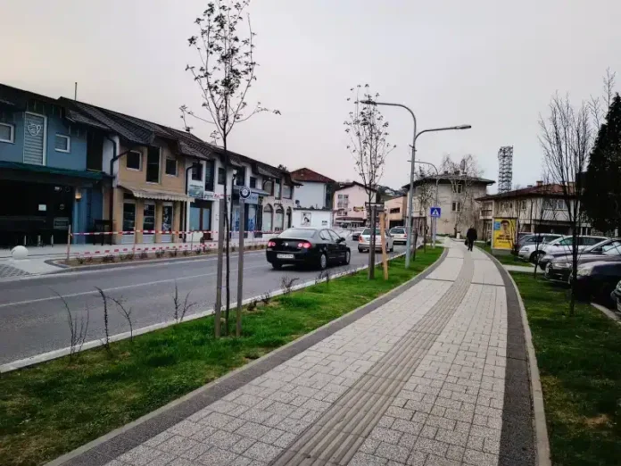 Jutros se grad probudio pod pokrivačem guste magle, stvarajući sliku koja je izazvala osjećaj tajanstvene tišine i skrivanja
