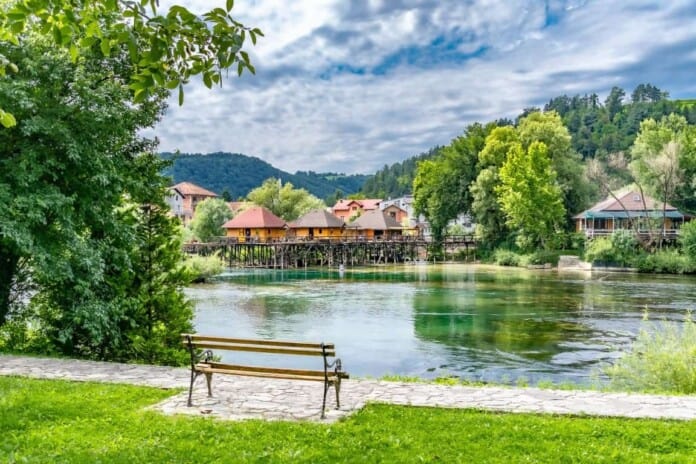 Zvukovi grada obavijeni su tišinom oblačnog jutra