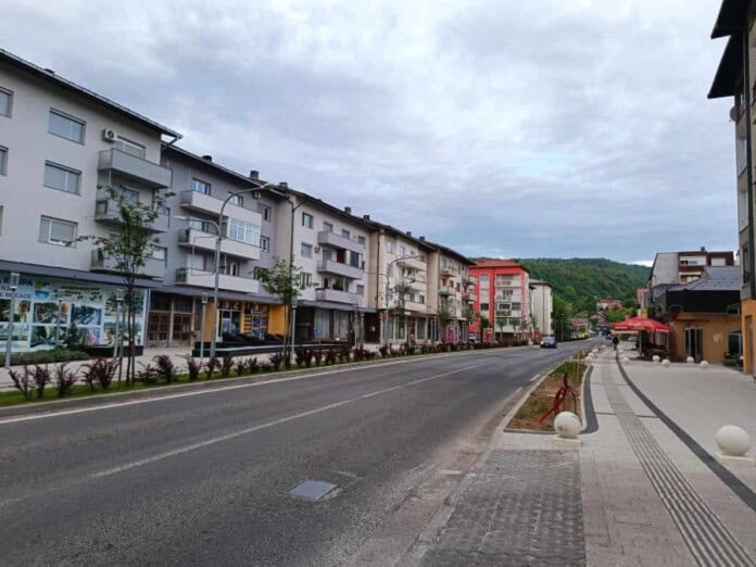 Magično oblačno jutro: priroda i grad u harmoniji