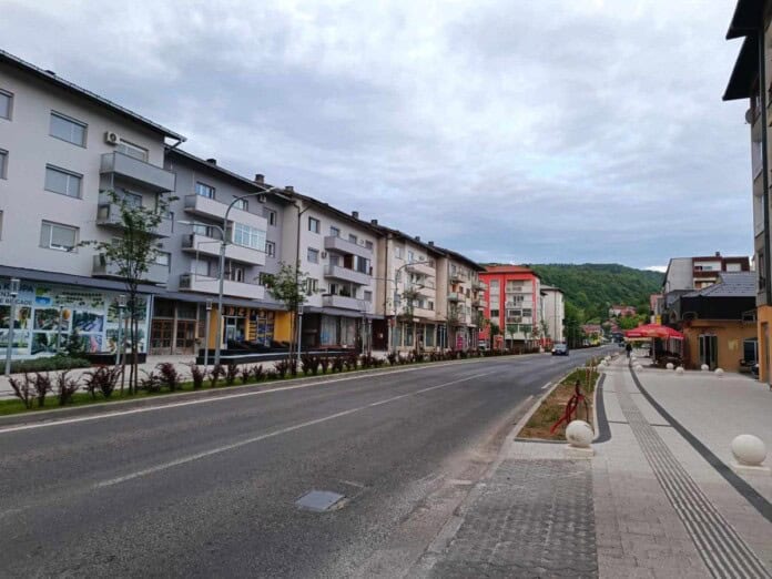 Grad se budi uz blagu hladnoću i tišinu, dok se zvukovi prometa čine prigušenima pod plahtom oblaka