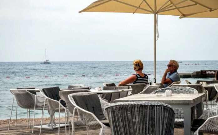 CRNA GORA TRAŽI SEZONCE: Za sobaricu početna plata 750 eura, nedostaje čak 20.000 radnika