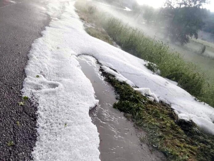 Grmljavinsko nevrijeme uz veliku količinu kiše i led zahvatilo okolinu Velike Kladuše