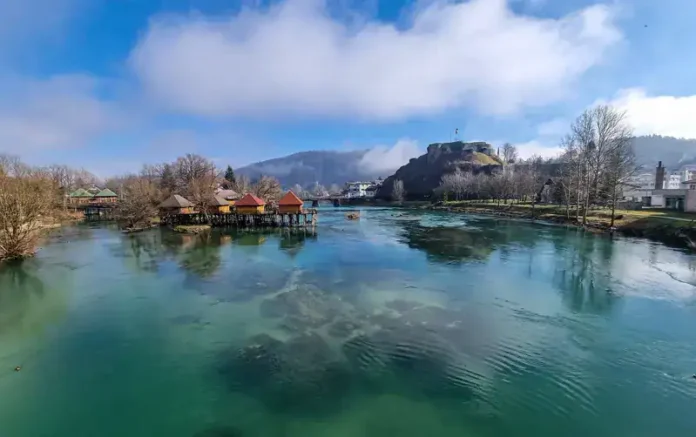 U ranim jutarnjim satima, grad se budi pod toplim zagrljajem sunčevih zraka