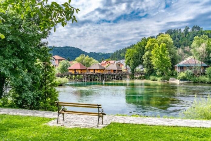 Zvuk kiše koja ritmično udara o krovove, prozore i tlo stvara smirujuću melodiju