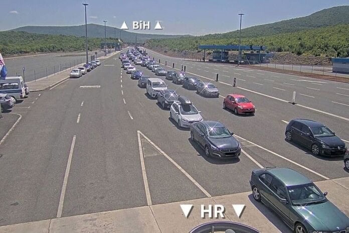Veliki broj bh. građana ide na more, na granicama kolone vozila