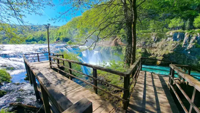 Sivi oblaci prekrivaju nebo poput guste, tmurne zavjese, stvarajući atmosferu tajanstvene neizvjesnosti