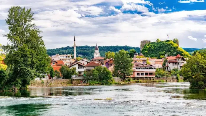 Oblačno i tiho jutro iznad grada: Sivi oblaci i mirna atmosfera