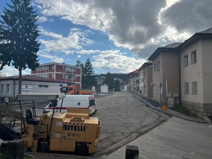 Obustava saobraćaja u Bosanskoj Krupi zbog asfaltiranja regionalne ceste R-404a. Detalji o trajanju obustave i alternativnom pravcu.