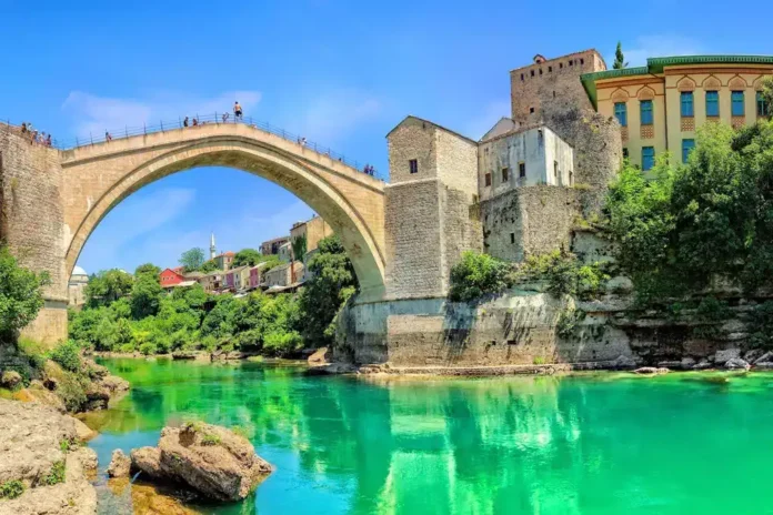 Sunčano jutro u BiH, posebno u Mostaru gdje je temperatura 27 stepeni. Saznajte više o vremenskim uvjetima.
