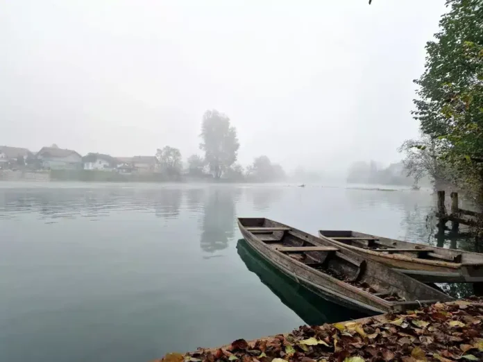 Siva simfonija: oblačno jutro nad gradom