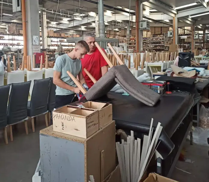 Posjeta fabrici ‘Standard Furniture Factory’: Inspiracija za učenike MSŠ ‘Safet Krupić’