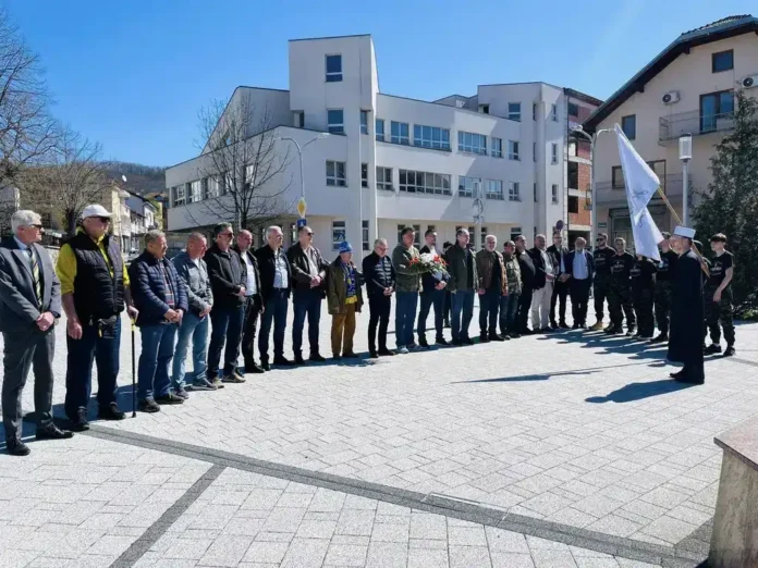 1. Skupina ljudi na javnom događaju pred modernom zgradom u Krušnici.