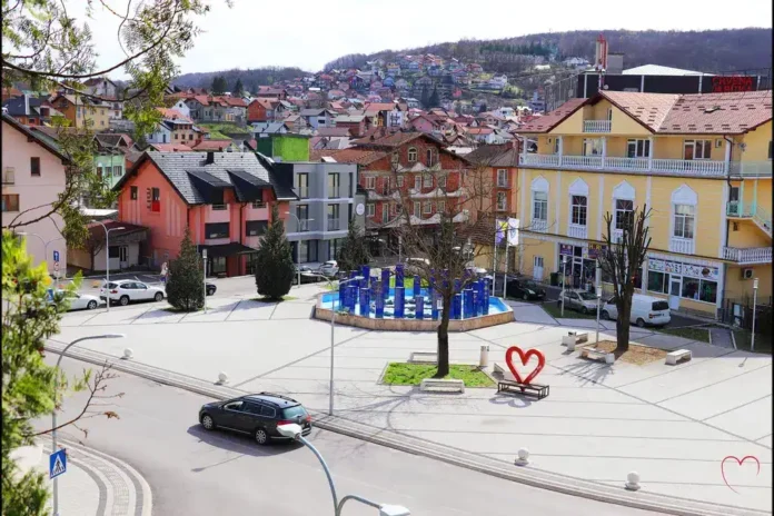 Štaje javnog trga u Krušnici s fontanom i urbanim okruženjem.