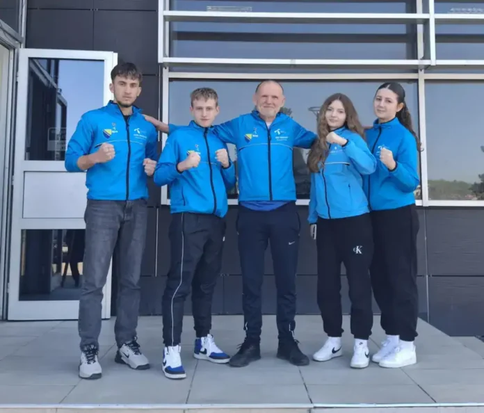 Gimnasti iz Krušnice u sportskom timu s plavim jaknama, spremni za sparing ili takmičenje.