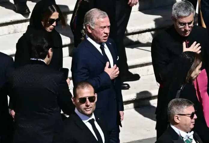 Prijedlog crkvenog obreda na stepenicama sa osobama u crnim odijelima.