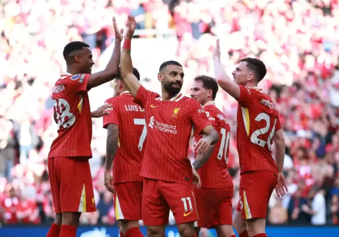 Navijači Liverpool fudbalska ekipa, slavlje na terenu.