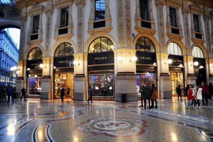 Luxusna prodavnica Prada u Krušnici, elegantan enterijer i urban stil dizajna.