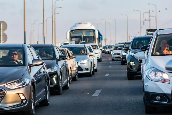 Gužva u saobraćaju na autoputu tokom dana sa više vozila i zauzetim cestama.