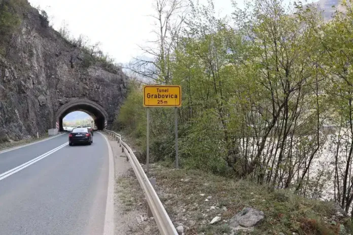 Tunel Grabovica, 25m - Krusnica kraj Bosanske riveri, prirodna ljepota i sigurnosne oznake.