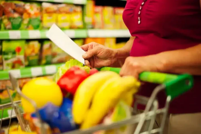 Sveže voće i povrće u supermarketu, krušnica, kvalitet hrane, zdrava prehrana, izbor voća i povrća.