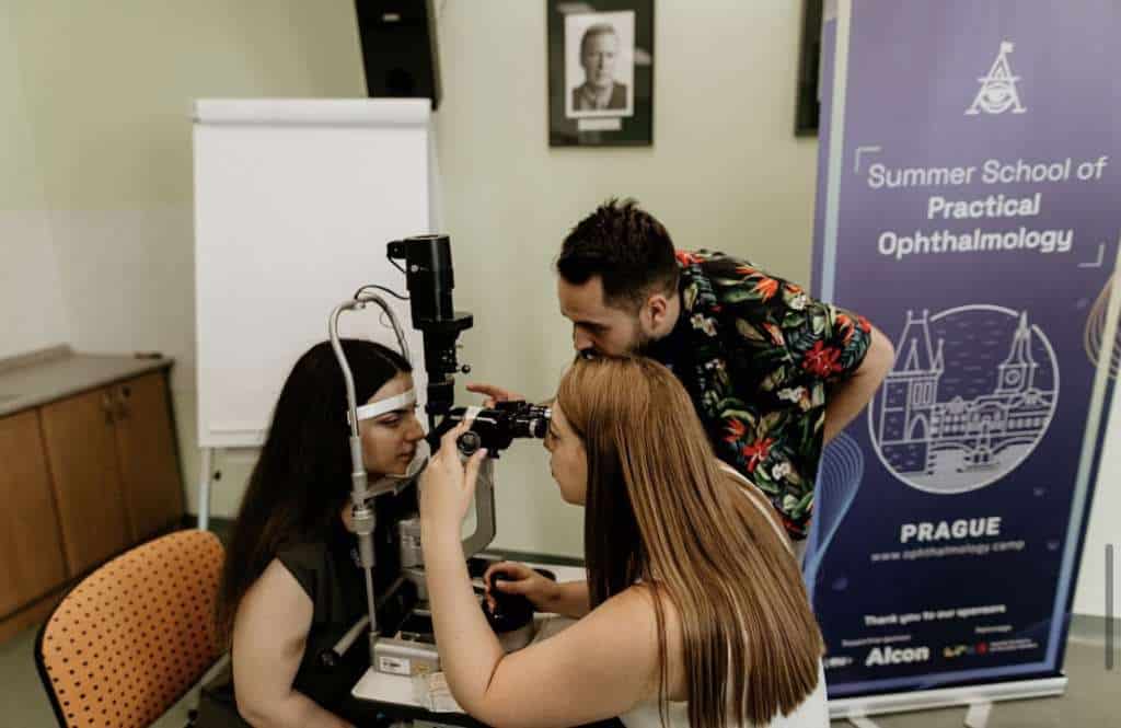 Mikroskop za oftalmologiju na edukacijskom seminaru u Pragu.