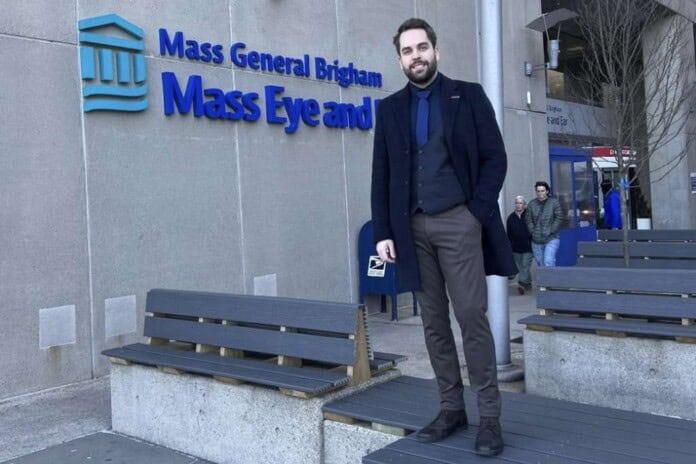 Krušnica, poslovni čovjek ispred Mass General Brigham, ogledni primjerço u gradu.