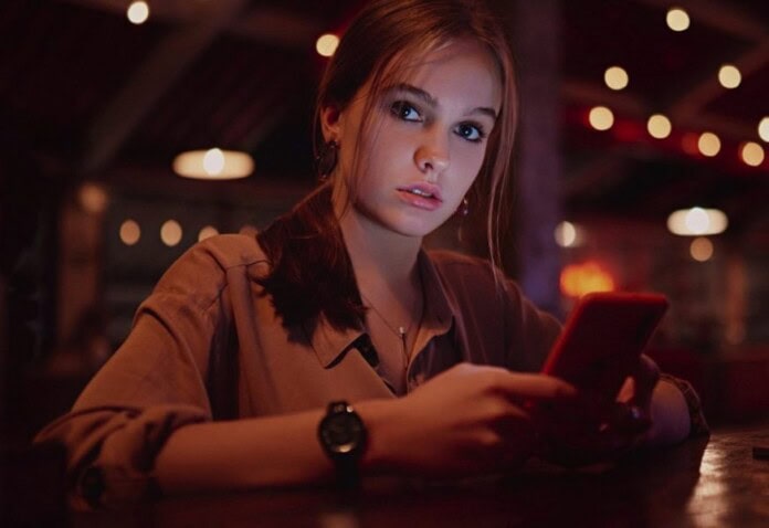 Osoba s telefonom u ruci u ugodnom ambijentu Borike, popularni restoran u Krusnici.