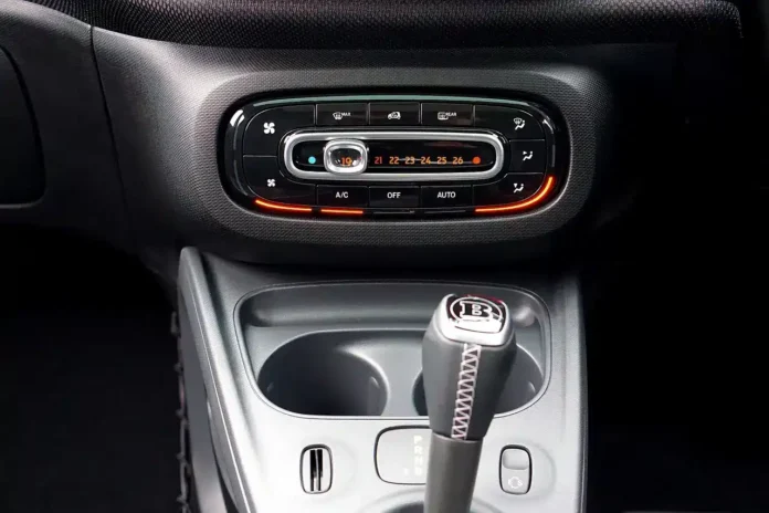 Ekran automobilske klimatizacije sa digitalnim podešavanjima, kontrolama i dugmadima za ventilaciju.