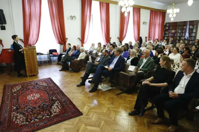 Svečanost u biblioteci Krušnica sa publikom na događaju.