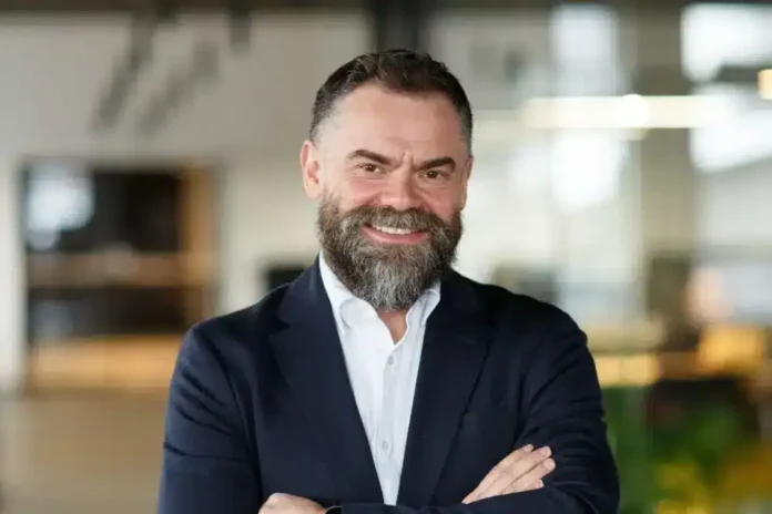 Iskreno ne mogu provjeriti sadržaj slike na osnovu linka, ali ako je to profesionalni portret poslovne osobe, evo predloženih SEO tekstova:.