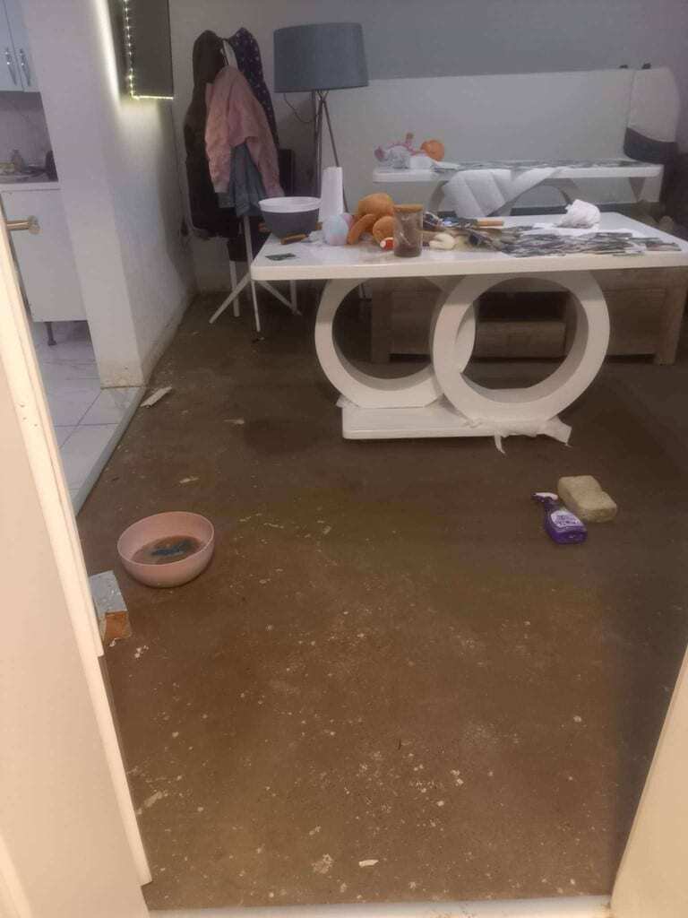 - Moderni krušnica stol sa unikatnim designom, savršen za interijere.