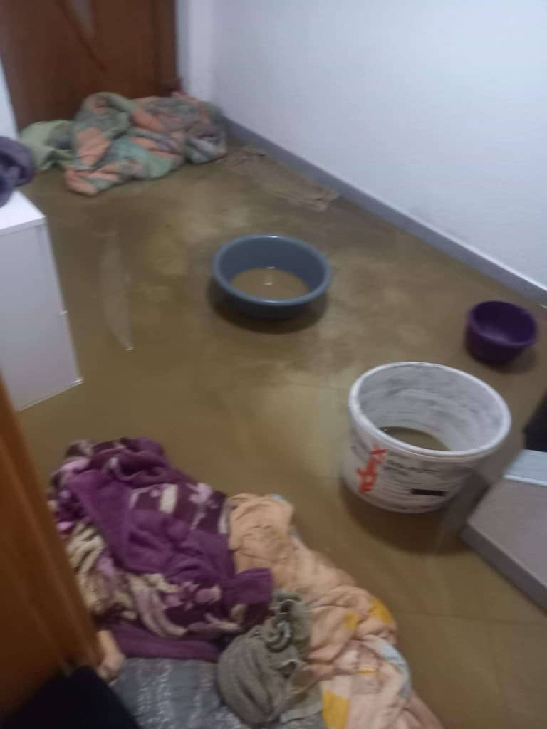 Nedostatak higijene u prostoru s mokrim podom i neredovitim stvarima.