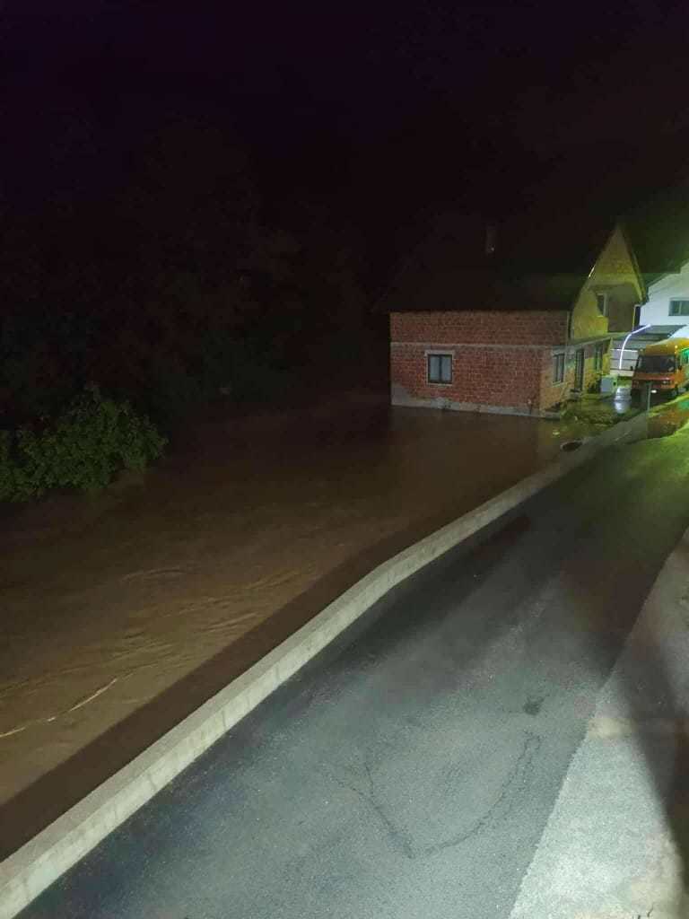 Visoka razina vode poplavila ulicu i dio kuća na obali rijeke Krušnica, izazivajući hitne mjere zaštite.