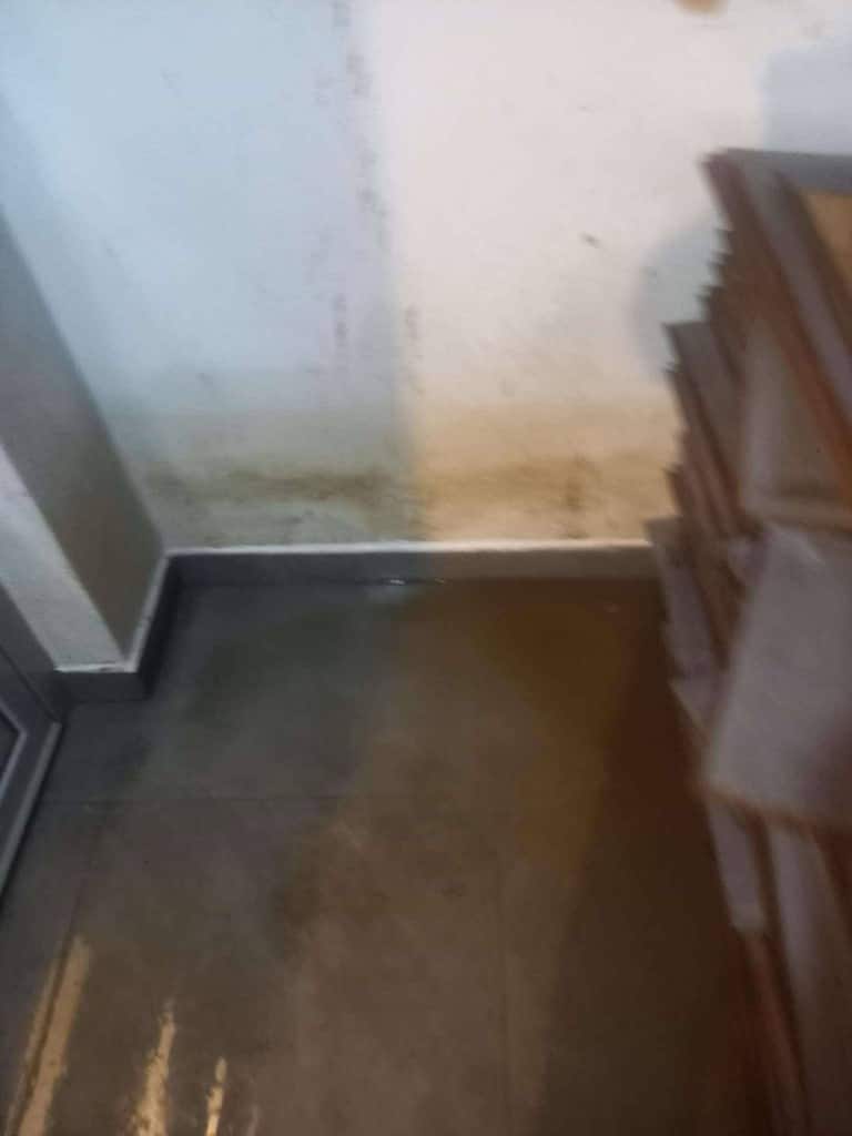Vlažne mrlje na wallu u unutrašnjem prostoru, mokar dio pri podu, problemi sa vlagom, popravak i održavanje.