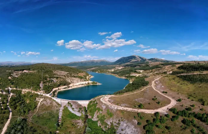1. Prekrasno jezero i planine u okolini Krušnice, prirodni krajolik.