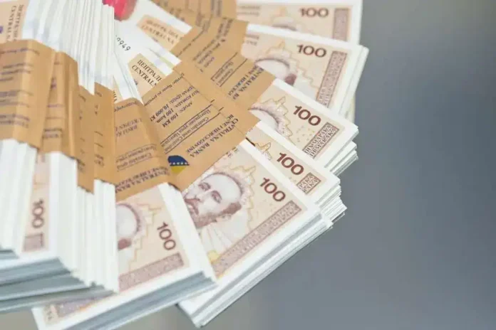 100 KM banknoten, novčanice, keš novac, monetarni fond, finansije, Bosna i Hercegovina.