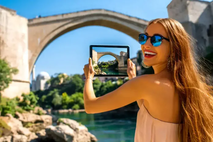 Stari most u Mostaru, Bosna i Hercegovina, snimljen na sunčan dan.
