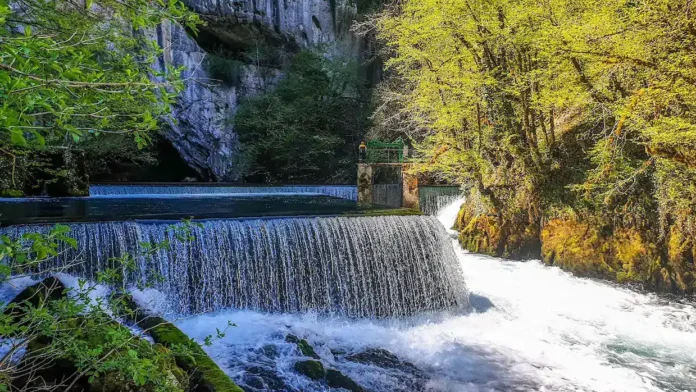 1. Prelijepa crpka i priroda u Krušnici, Bosna i Hercegovina.