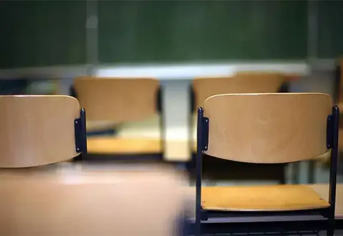 Prazne školske stolice u učionici, obrazovna atmosfera, školski namještaj, nastava, edukacija.
