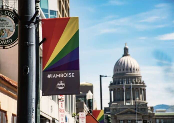 Raznobojni gay zastava na ulici ispred capitol hil, San Francisco.
