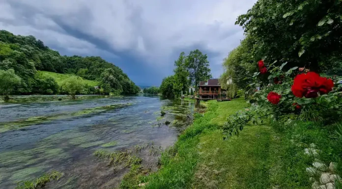 Oblačno jutro iznad rijeke Une