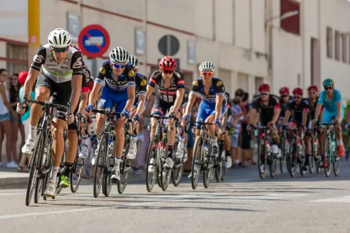 Vozači bicikala na trci, biciklistička utrka, sportski događaj u gradu, krušnica, biciklisti, takmičenje, sportski kadar, timski sport.