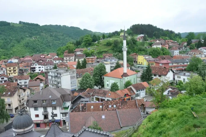 Prelijepi pogled na centar Krušnice sa zelenim brdima u pozadini.