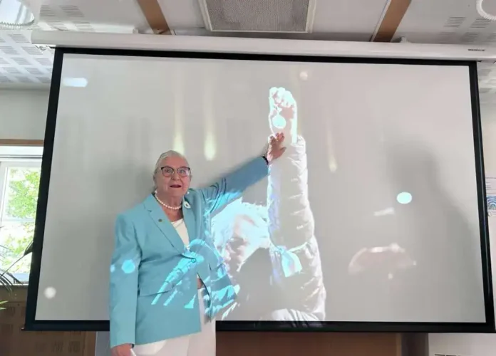 Talas na ekranu, prikaz astronauta u svemiru sa ženama, edukacija i tehnologija.