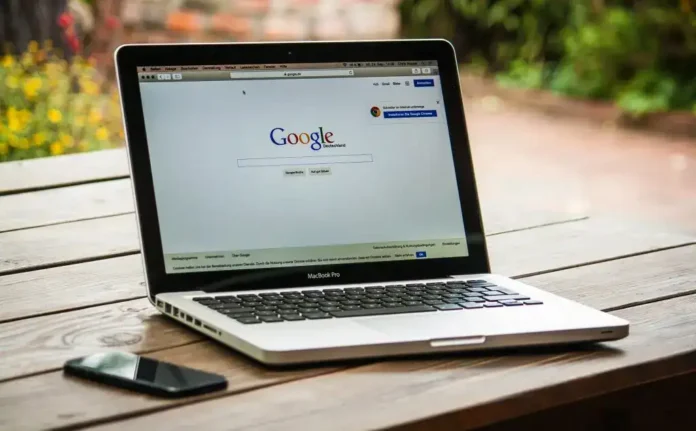 Pretraživanje Google na MacBook Pro za SEO optimizaciju.
